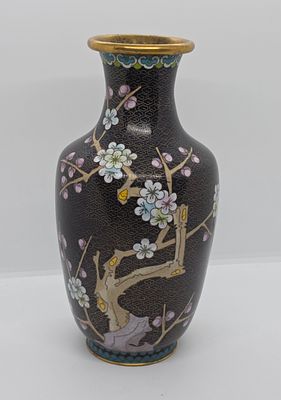 כד קלאזונה גדול ומרשים. עם עיטורים של פרחים ציפור ופריחת עץ הדובדבן. צבעוניות מרהיבה. 