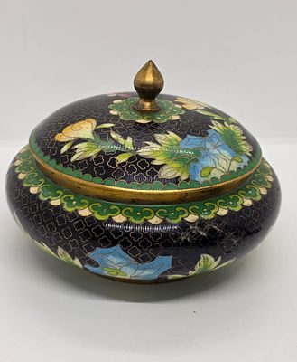 קופסת סוכריות מקלאזונה , פגם מצולם. צבעוניות מרשימה. מקושט 