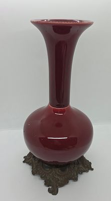 כד מקרמיקה צבע אדום סגול שני. על בסיס נחושת 
מידה: 31 על 14 סמ