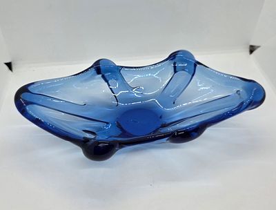 קערה זכוכית מורנו בצבעי כחול. פגם קל ביצור. 
מידה: 29.5 על 16 סמ גובה 6 סמ