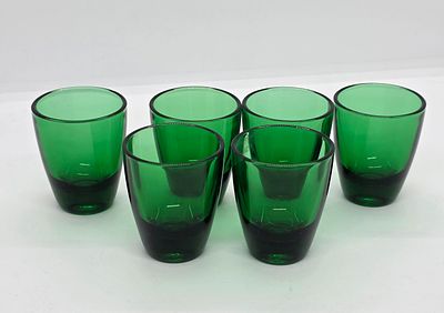 לוט של 6 כוסות ליקר קטנים, לשוטים. צבע ירוק יער. חתומות תוצרת צרפת. 
מידה: 5.2 על 4.5 