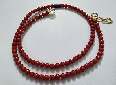 שרשרת קורלים עדינה וישנה . עם סוגר מוזהב. חרוזים קטנים . עם חרוז כחול של לאפיס לזולי. 
מידה: 40 