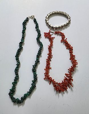 לוט של 2 שרשראות וצמיד. שרשרת קורלים: מידה: 37 סמ 
שרשרת מלכית מידה: 50 