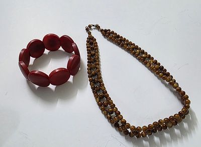 שרשרת אופנה גוונים חומים ללא סוגר. מידה 42 סמ מידת הצמיד האדום , מידת חוליה: 2 סמ. עם ניילון אלסטי .