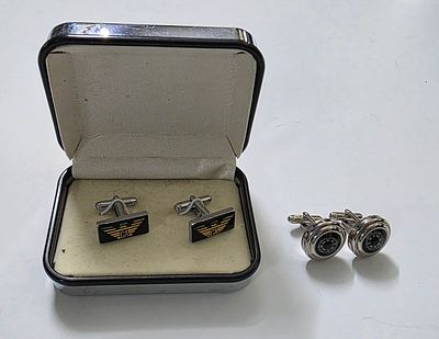 לוט של 2 חפתים מיוחדים . צמד חפתים עם מצפן תקין ועובד. ועוד צמד נוסף. בקופסה כסופה