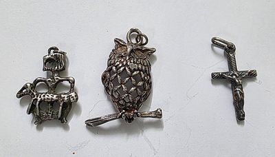 לוט של 3 תליונים מכסף 925 אחד מהם של אהרון בצלאל מזל טלה . צלב וינשוף. 
מידת תליון הינשוף 