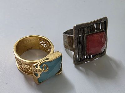 לוט של 2 טבעות. אחת מצופה זהב על כסף 925 . וטבעת נוספת כסף 925 עם אבן וורודה קןורץ. 
מידה;