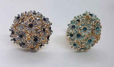 לוט של 2 טבעת אופנה, משובצות באבנים צבעוניות. 
מידה: 3..3 סמ