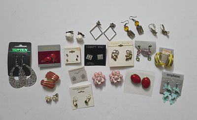 לוט של עגילים תכשיטי אופנה . חומרים שונים מצבים שונים.