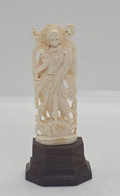 פסל שן - הב של אלה הודית גילוף נהדר . פטינה ישנה. פסלון נתון על בסיס עץ . מידה כולל הבסיס עץ: 