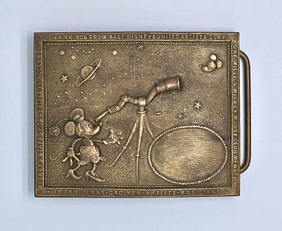 פריט אספנות ! מיקי מאוס . אבזם ברונזה עם תבליט מיקי ומיני מאוס משנת 1933 . הוצא לרגל חגיגות 5 