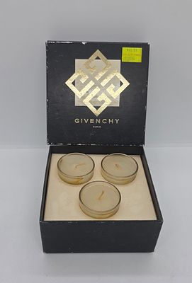 מארז עם 3 נרות ריחניים של בית האופנה המותג GIVENCHY PARIS 
פריט נהדר לאווירה רומנטית ורגועה 