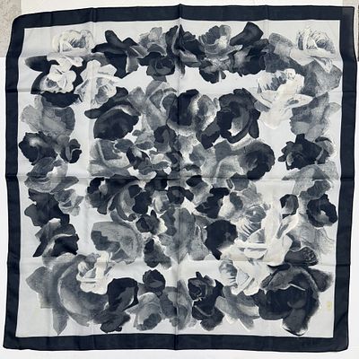 צעיף איטלקי עם טיקט מקורי. פוליאסטר . ימכר AS IS 
מידה: 79*79 ס"מ