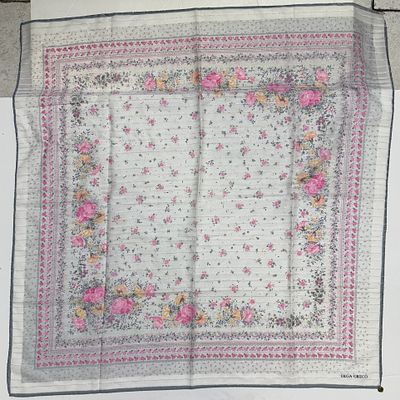 צעיף של המעצבת OLGA GRECO. עם כפתור נחושת . 
תפירה ידנית. 
מידה: 88*86 ס"מ