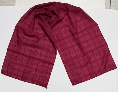 צעיף נהדר / צבע בורדו. עם תג מנחושת . תוצרת איטליה / פוליאסטר 
מידה: 155*39 ס"מ