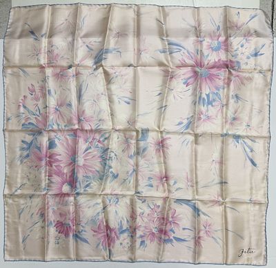 צעיף מיוחד ומהודר תפירה ביד 100% משי SILK 
חתום ZITA . 
תוצרת איטליהמידה: 79*77 ס"מ