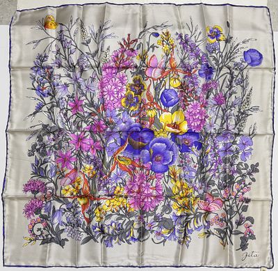 צעיף מיוחד ומהודר תפירה ביד 100% משי SILK 
חתום ZITA .עיטור של פרחי אביב צבעוניים. 
תוצרת 