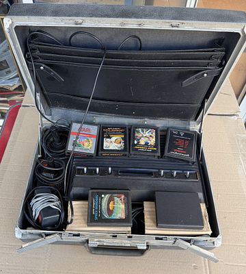 משחק אטרי - ATARI פריט נוסטלגי משנות השמונים 
כולל אביזרים נילווים מצולמים + 8 קלטות + חוברות 