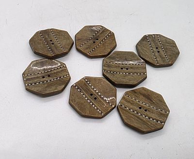 כפתורים גדולים וישנים. ארט דקו, עם עיטור ביד נקודות בצבע כסף ושחור . פלסטיק ישן מאוד. 
מידה: 4 