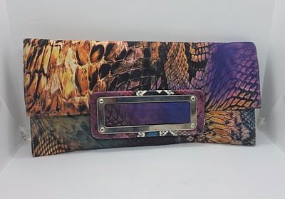 תיק אופנה מיוחד מבד עם ידית ממתכת . צבעוניות מרהיבה. צבעים של טווס.. 
מידה: 34 על 16