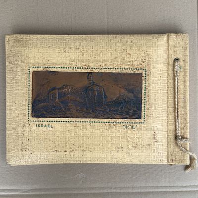 אלבום תמונות וינטאג' במצב נקי. ללא תמונות. 
עם תבליט פלאק נחושת וכיתוב ישראל israel.