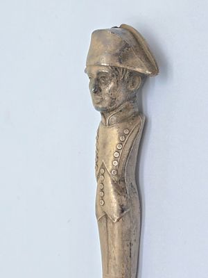 עט עשוי כסף בדמות נאפוליון 
לא כותב 
אורך 15 ס"מ