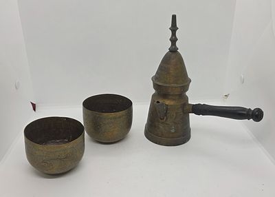 קומקום דאללה נחושת ישנה עם 2 כוסות עיטורים נהדרים. . פטינה ישנה. מידת 