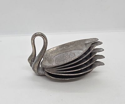 ברבור מאלומיניום, שהם מאפרות 
מידה: 8.5 על 13.5 סמ