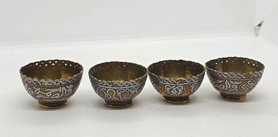 לוט של 4 כוסות נחושת איסלמית . עיטורים נהדרים . שזירה של בדיל/ כסף? ונחושת אדומה . פטינה ישנה. 