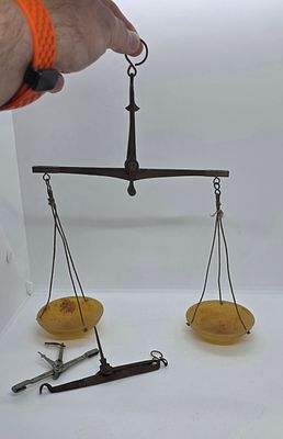 לוט של משקל מושלם פלוס 2 מוטות זרועות ללא הצלוחיות . 
מידת המשקל התקין: 29 על 24 סמ . פריט ישן מאוד!