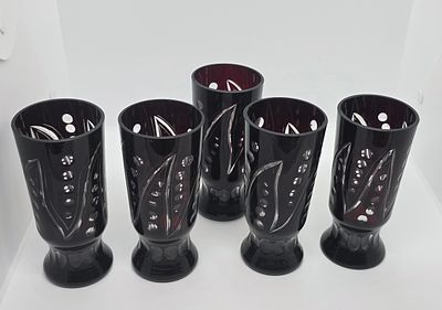 לוט של 5 גביעים כוסות זכוכית קריסטל בוהמי צבע רובי יין גילוף נהדר. 
מצב טוב מאוד. 
מידה: 