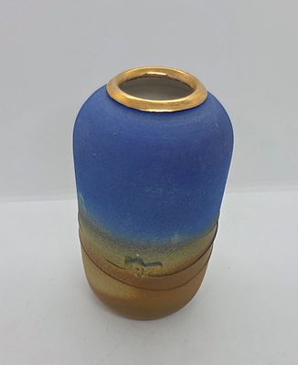 אגרטל מיוחד קרמיקה. עבודת יד. חתום בתחתית. 
מידה:17 על 9.5 סמ