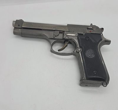 רובה אקדח בגודל אמיתי דיי כבד ומאוד משכנע! האקדח הוא מצת. מצית סיגריות. חתום . מתכת ברובו . 