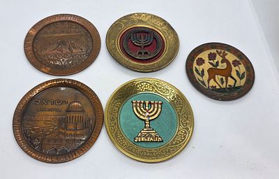 לוט של 5 צלוחיות נחושת . 4 מהן ישראליות . 
מידה: 10.5 סמ חלקן עם מס קניה פלוס מדבקה אורה ORA