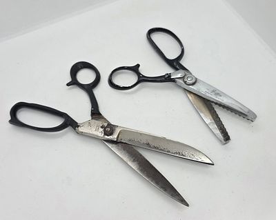 לוט של 2 מספרים תעשייתיים. אחד זיג זג 
מידת מספריים זיגזג : 20.5 על 8.5 סמ
