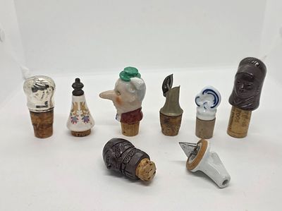 לוט של סטופרים , מוזגים, פקקים לבקבוקים ליקר יין . חרסינה, קרמיקה, מתכת נחושת , פורצלן. 
מידת 