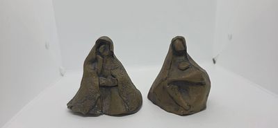 קרמיקה ישראלית - פסלים של אמנית ישראלית אווה קאופמן. 2 נשים יושבות . באחת יש תיקון. מידה: 11 על 