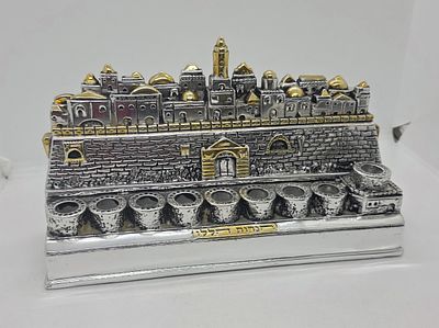 חנוכיה גדולה ומרשימה . כסף אלקטרופורמינג 925. מוכבדת. חתומה AMY 
עם עיטורים מיוחדים של ירושלים. 