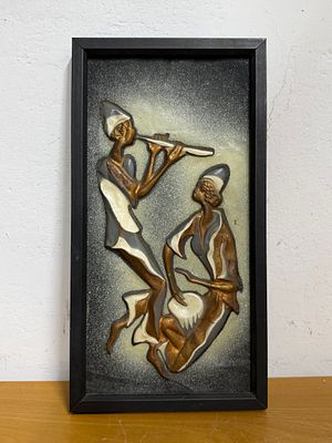 פלאק ישראלי בלט בנחושת צבועה באמייל קר דמויות של תימניים מנגנים בחליל ותוף 
ממוסר בעץ ישן 