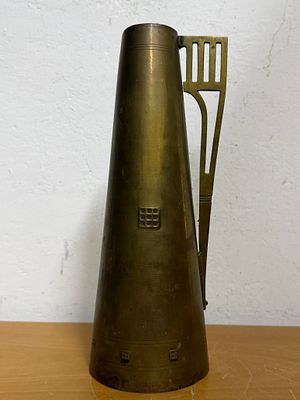 כלי ארט אנד קרפט חתום בתחתית E . נחושת מיוחדת סגנון ארט דקו. פטינה ישנה. 
מידה : 30*15 ס״מ