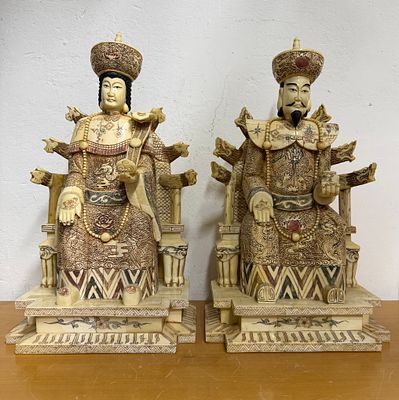 2 פסלים ענקיים מצב מעולה של 2 דמויות אוריאנטליות . שילוב של עצם ושן - הב 
חומר אורגני. 
44*25*20 