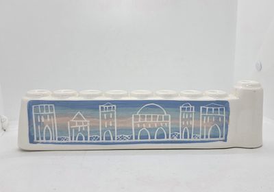 חנוכיה קרמיקה ישראלית מיוחדת תוצרת גראס ג.ר.א.ס . חברה ישראלית. עם עיטורים של בתים 
