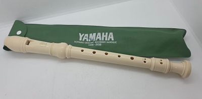 חליל מקצועי תוצרת ימהה 
פלסטיק ישן. נתון המארז המקורי. 
מידה: 33 על 3 סמ