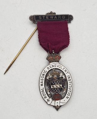 פריט זה הוא מדליה אמייל וכסף - המזוהה כ-"Royal Masonic Benevolent Institution" (מוסד הבונים 