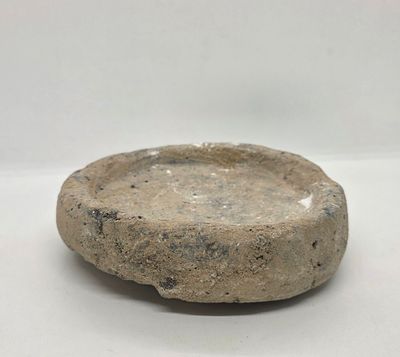 קערת אבן ישנה - קערה עם םגמים כיאה לגילה. 
מידה: 15.5 על 4 סמ 
משקל: 1335 גרם