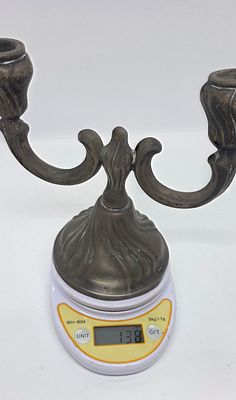 פמוט כסף חתום 833 ללא הכבדה 
משקל: 137 גרם 
מידה: 17 על 18 סמ 
פמוט זקוק 