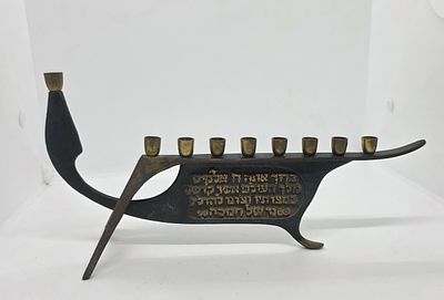 חנוכיה מיוחדת סגנון פלבל עם ברכת הדלקת הנרות בעברית ובאנגלית 
פטינה ישנה. 
חתום רק MADE IN 
