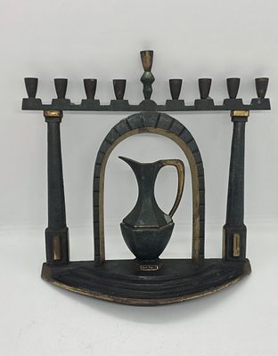 חנוכיה נדירה !!! סגנון ארט דקו. מדרגות המובילות אל שער ובמרכז כד שמן לצד קשת ועמודים - כנראה 