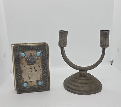 לוט של פמוט מתכת ארט דקו מידה: 16 על 14 סמ 
פלוס ספר תורה פגמים מצולמים מידה : 12.5 על 8.5 