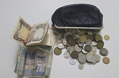 ארנק מלא במטבעות מכל העולם ושטרות . מצבים מצולמים.